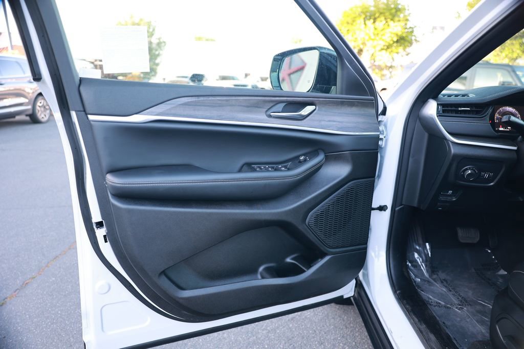 New 2026 Jeep Grand Cherokee Altitude AWD/4WD image 13