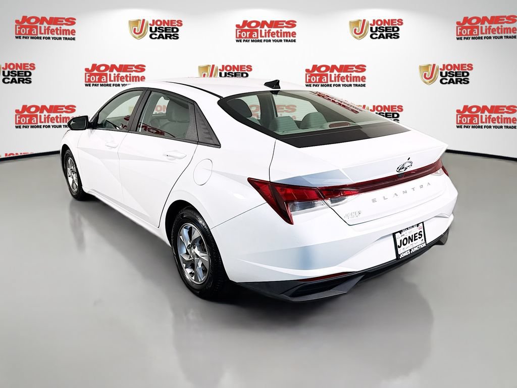 Certified 2022 Hyundai Elantra SE FWD image 2