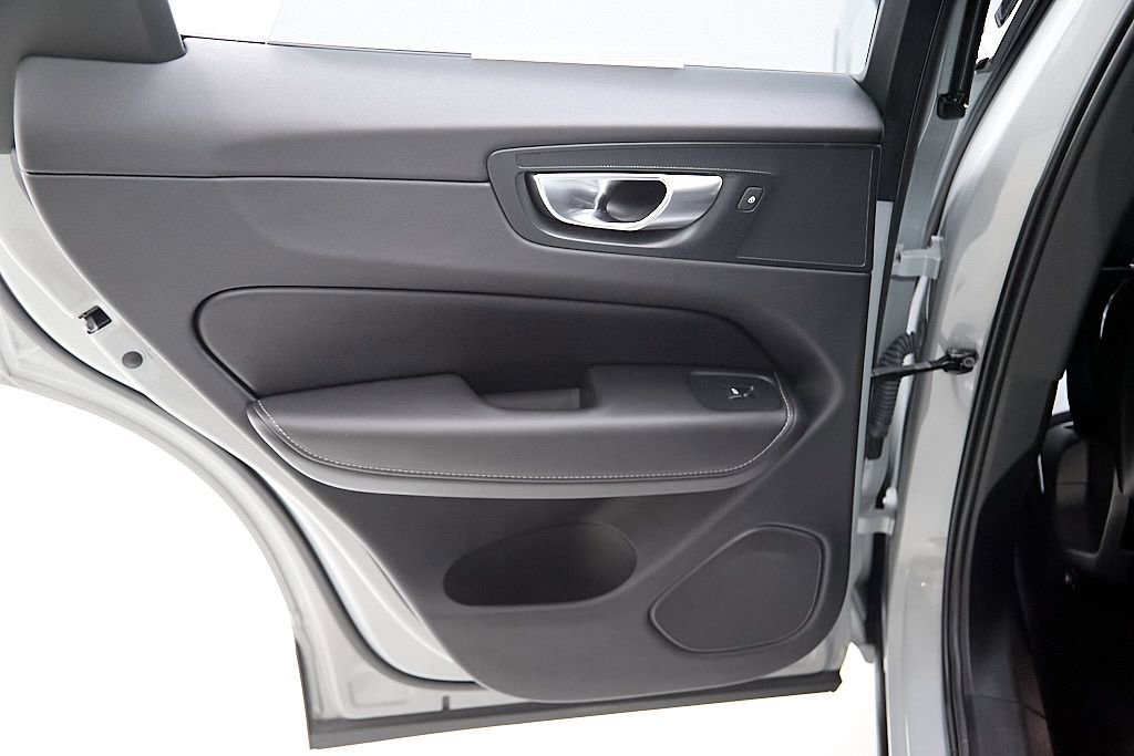 Certified 2024 Volvo XC60 T8 Ultimate w/ Protection Package Premier image 22