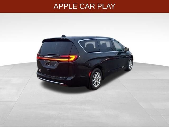 Used 2023 Chrysler Pacifica Touring-L image 7