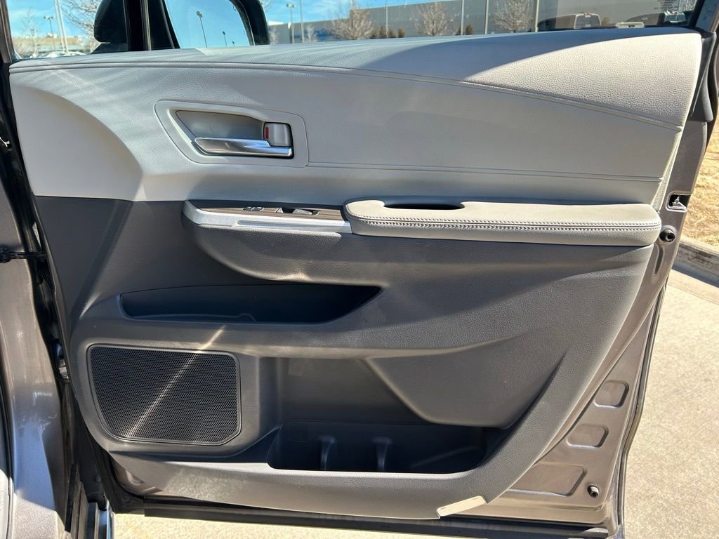 Used 2022 Toyota Sienna Limited image 28