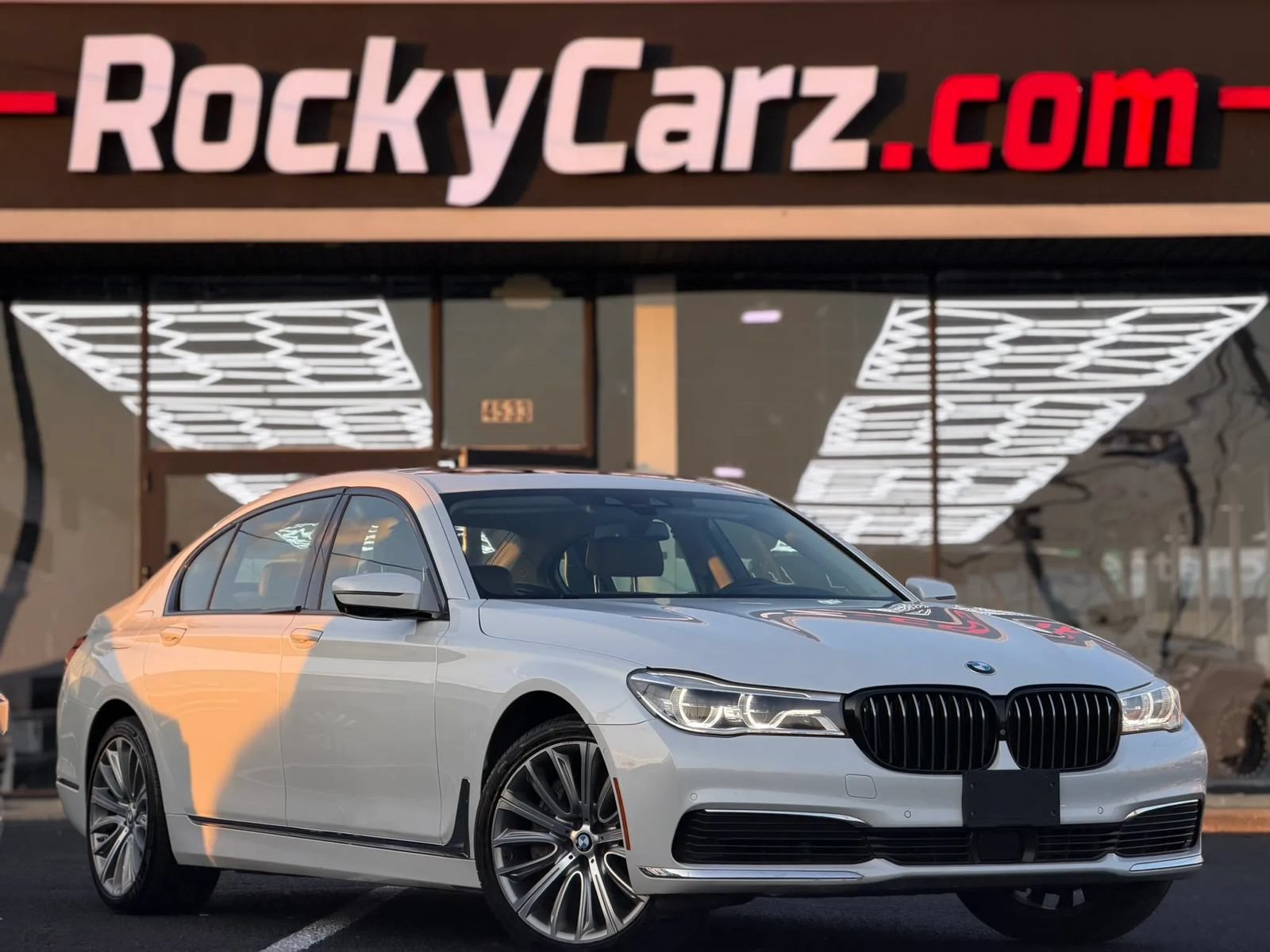 Used 2019 BMW 750i w/ Executive Package RWD image 1