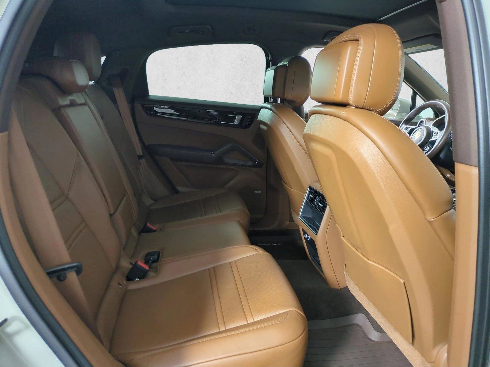 Certified 2022 Porsche Cayenne E-Hybrid Coupe AWD/4WD image 24