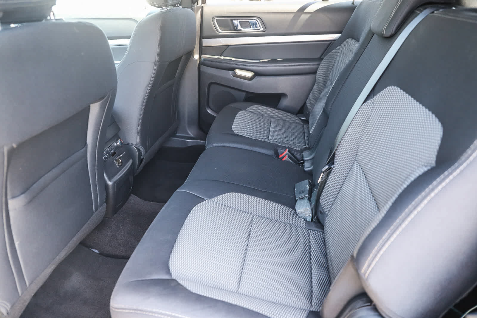 Used 2018 Ford Explorer XLT w/ Equipment Group 201A AWD/4WD image 21