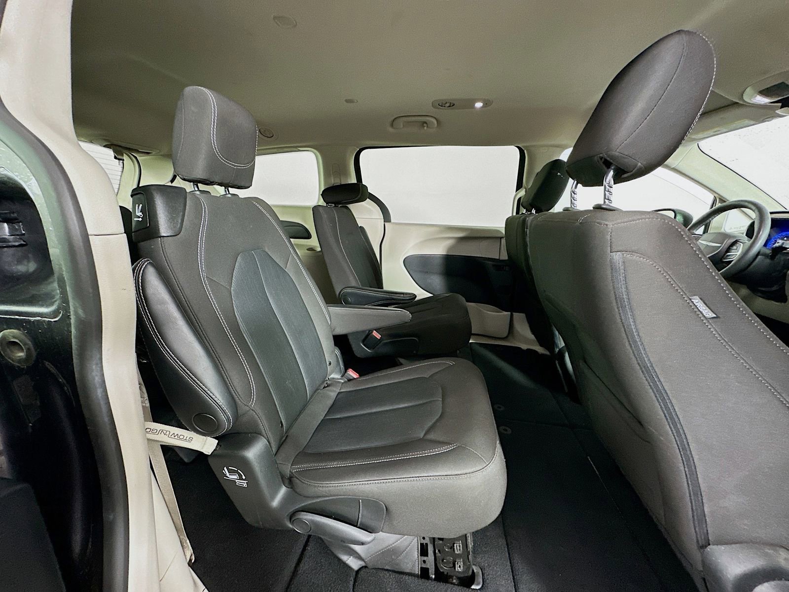 Used 2023 Chrysler Voyager LX image 27