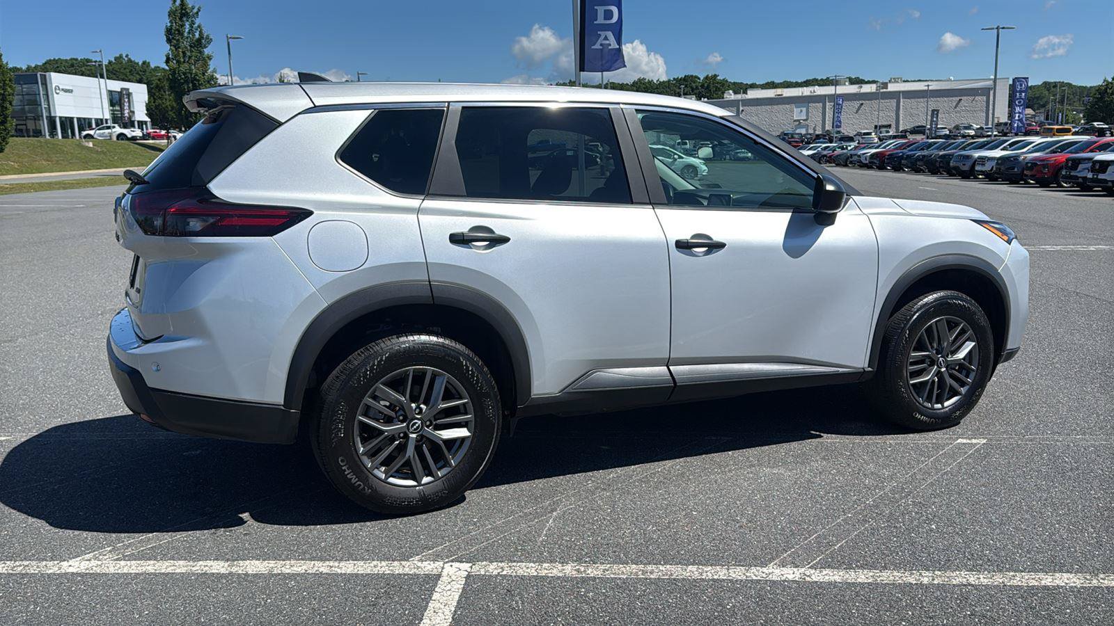 Used 2025 Nissan Rogue S AWD/4WD image 4