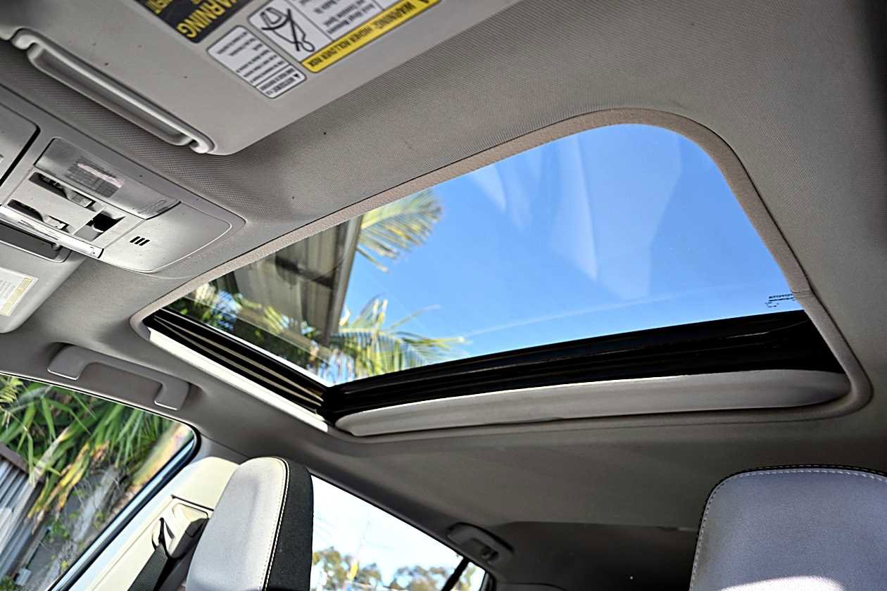 Used 2016 Toyota RAV4 XLE AWD/4WD image 19