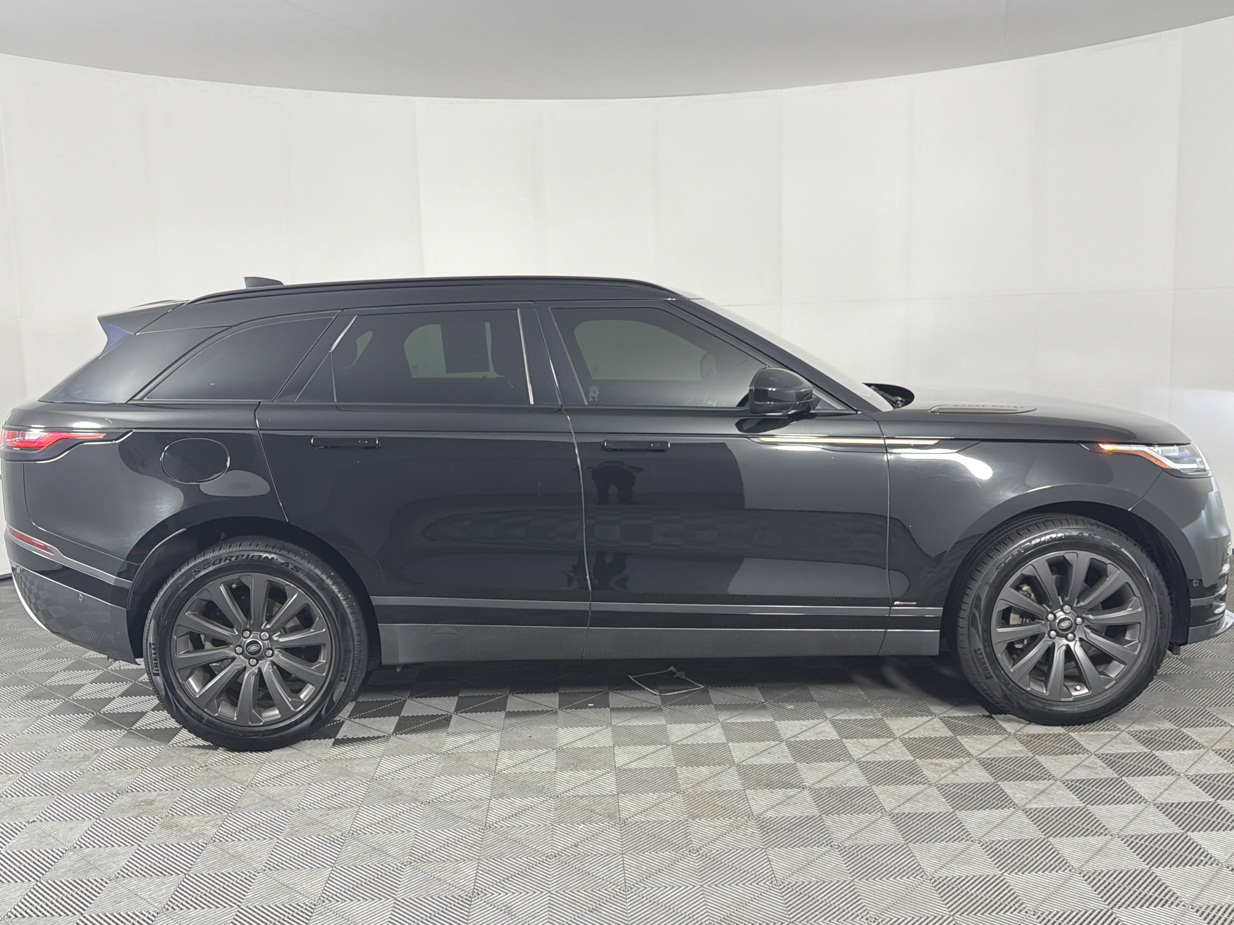 Used 2019 Land Rover Range Rover Velar R-Dynamic SE AWD/4WD image 31