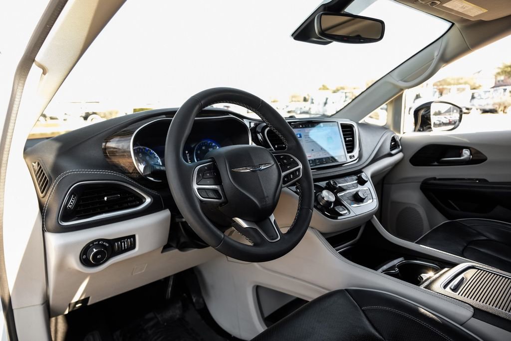 Used 2023 Chrysler Pacifica Limited image 2