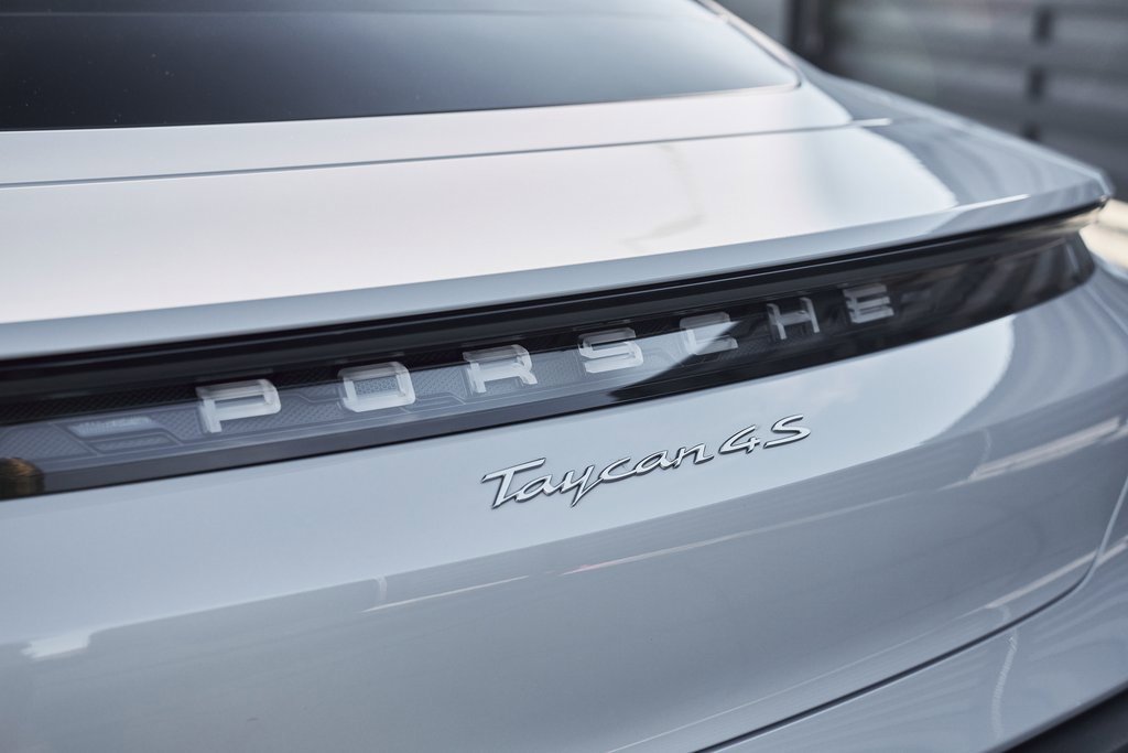 Used 2023 Porsche Taycan 4S w/ Premium Package image 8