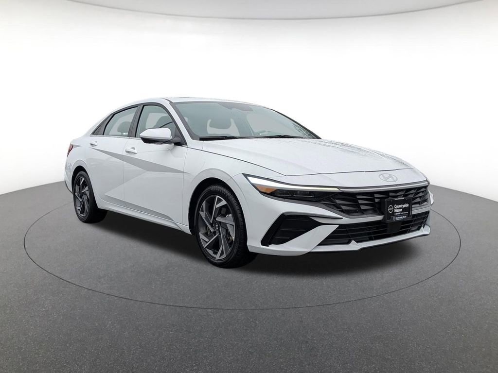 Used 2025 Hyundai Elantra SEL FWD image 3