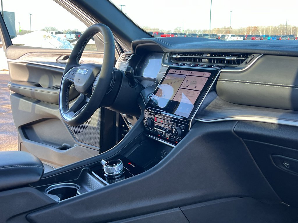 Used 2024 Jeep Grand Cherokee Limited w/ Luxury Tech Group II image 28