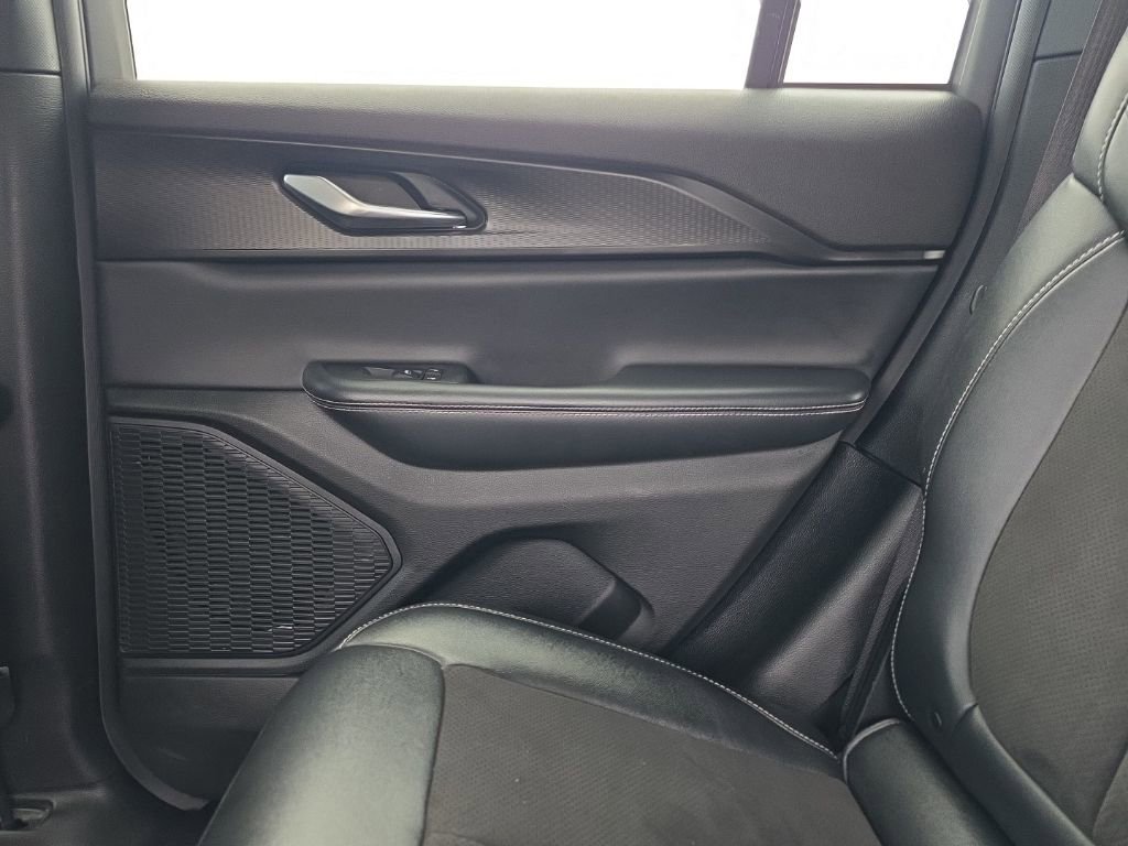Used 2023 Jeep Grand Cherokee Altitude AWD/4WD image 11