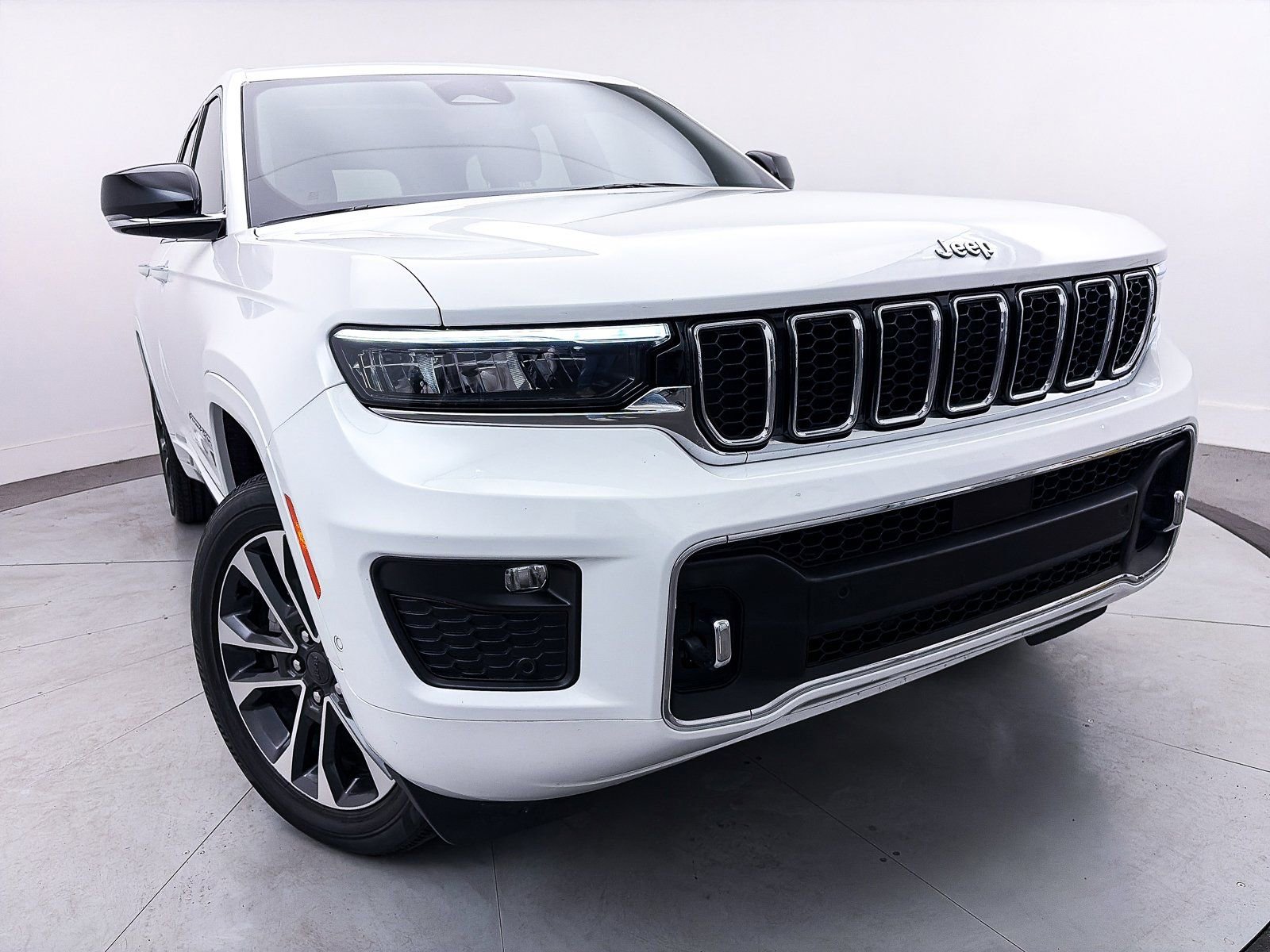 Used 2023 Jeep Grand Cherokee Overland image 3