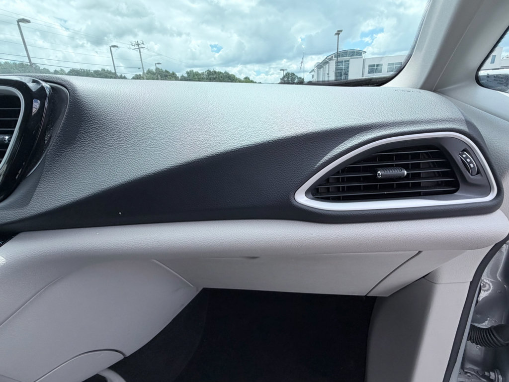 Used 2024 Chrysler Pacifica Touring-L FWD image 19