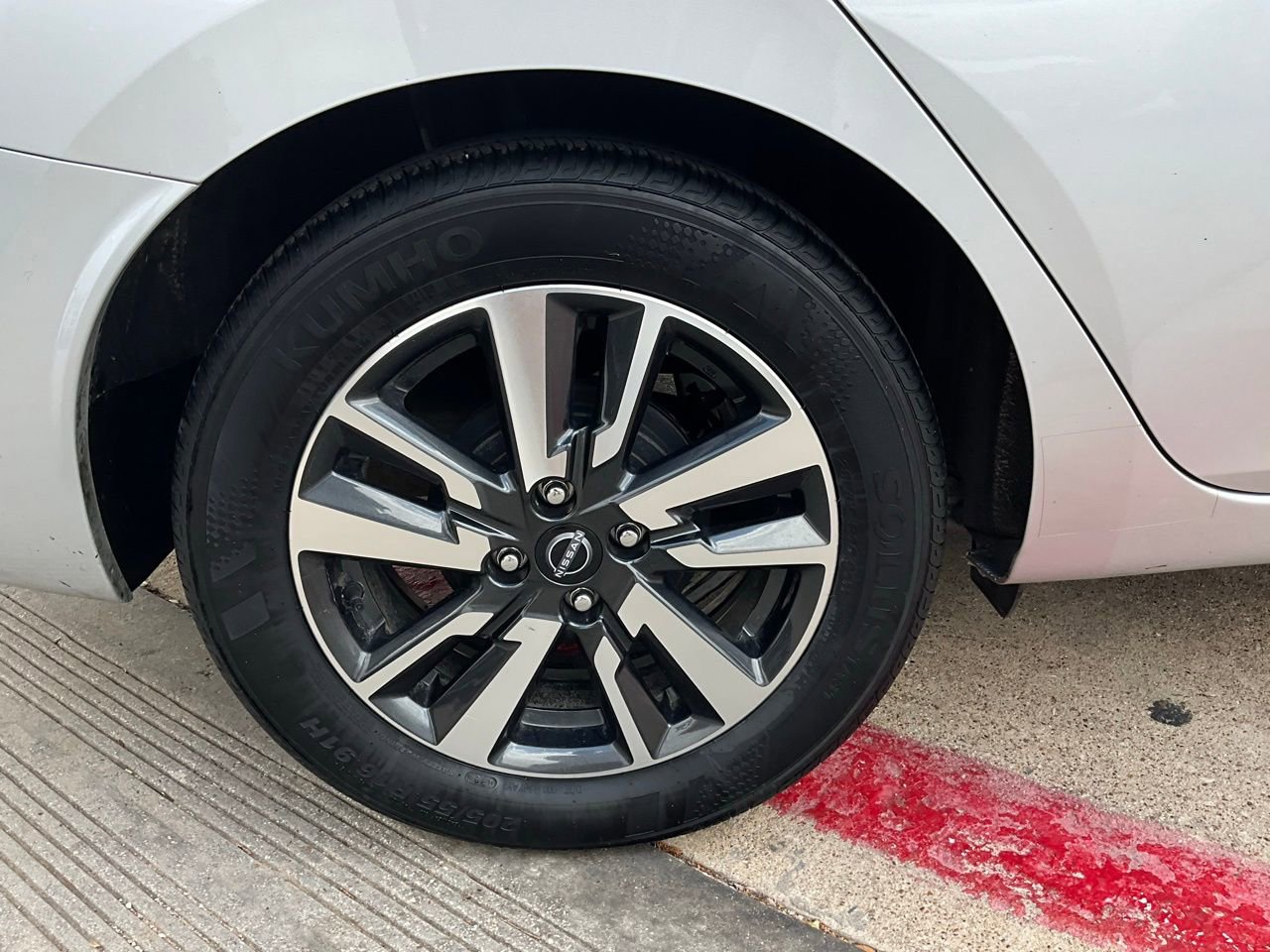 Used 2025 Nissan Versa SV image 9