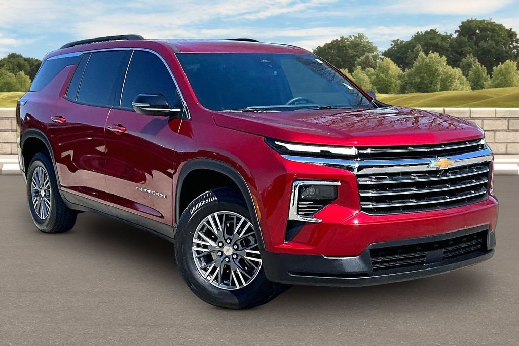 Used 2025 Chevrolet Traverse LT image 2