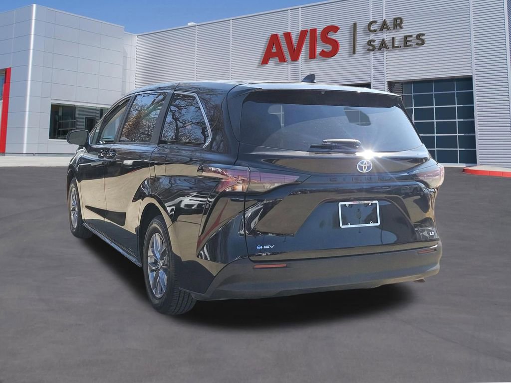 Used 2025 Toyota Sienna LE image 3