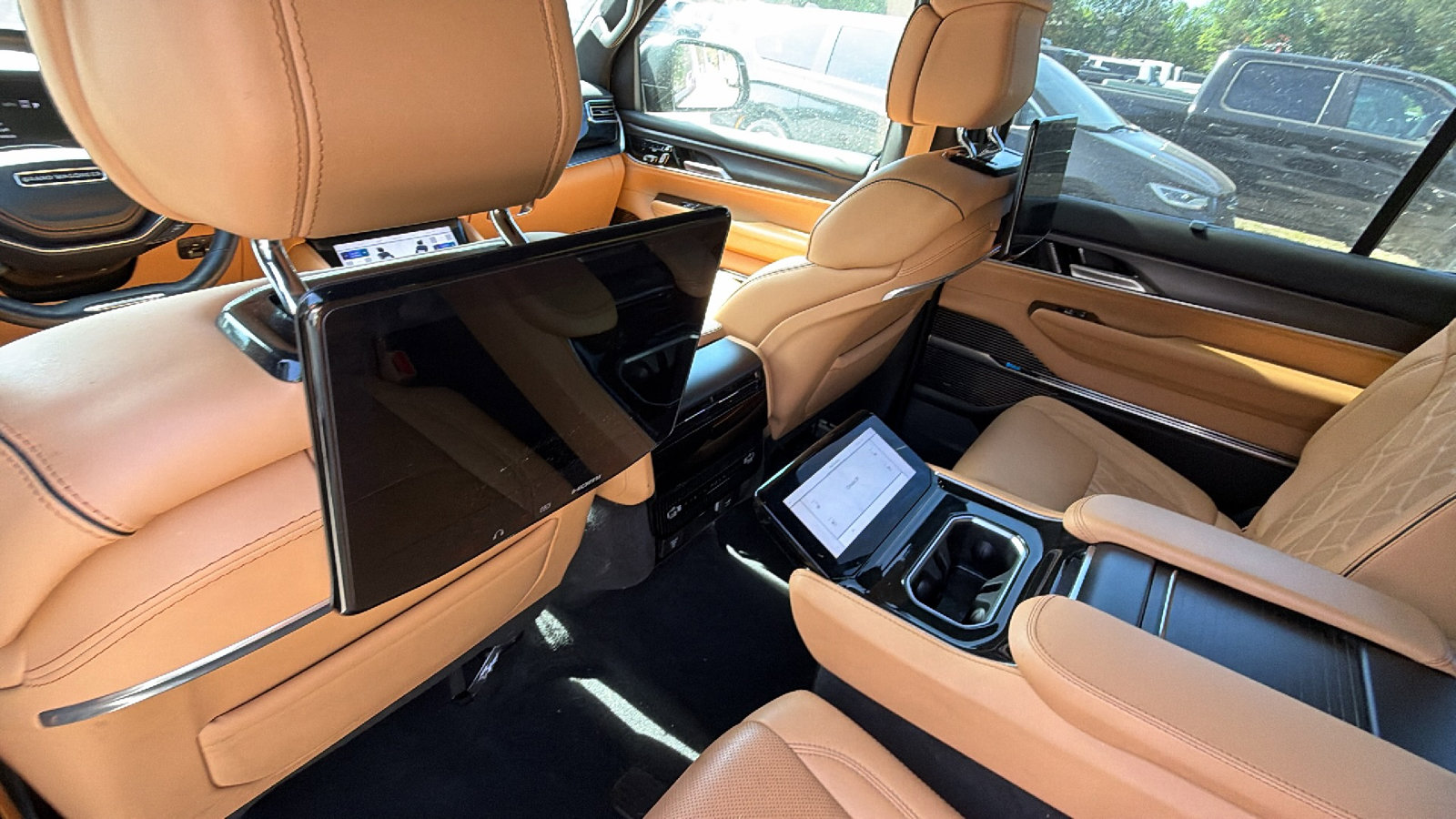 Used 2025 Jeep Grand Wagoneer Series III w/ Rear Seat Video Group 1 AWD/4WD image 27