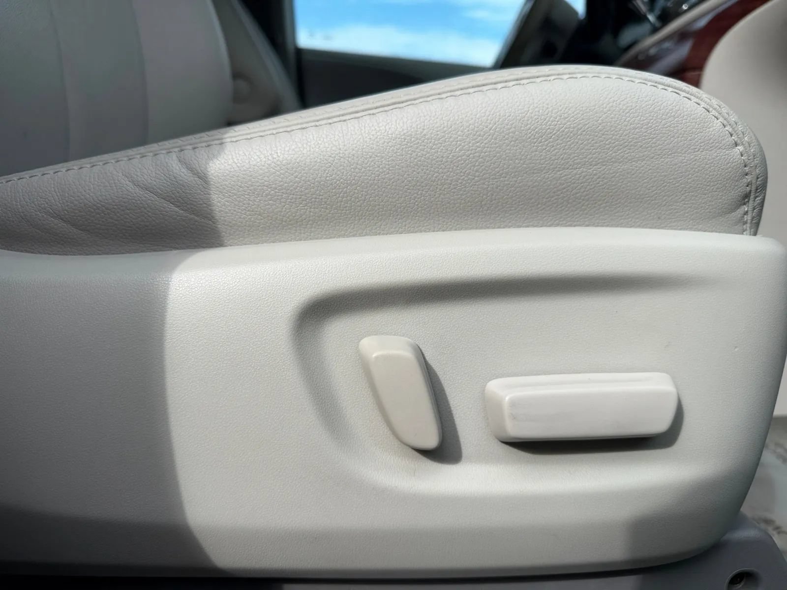 Used 2012 Toyota Sienna XLE w/ Entertainment Pkg FWD image 18
