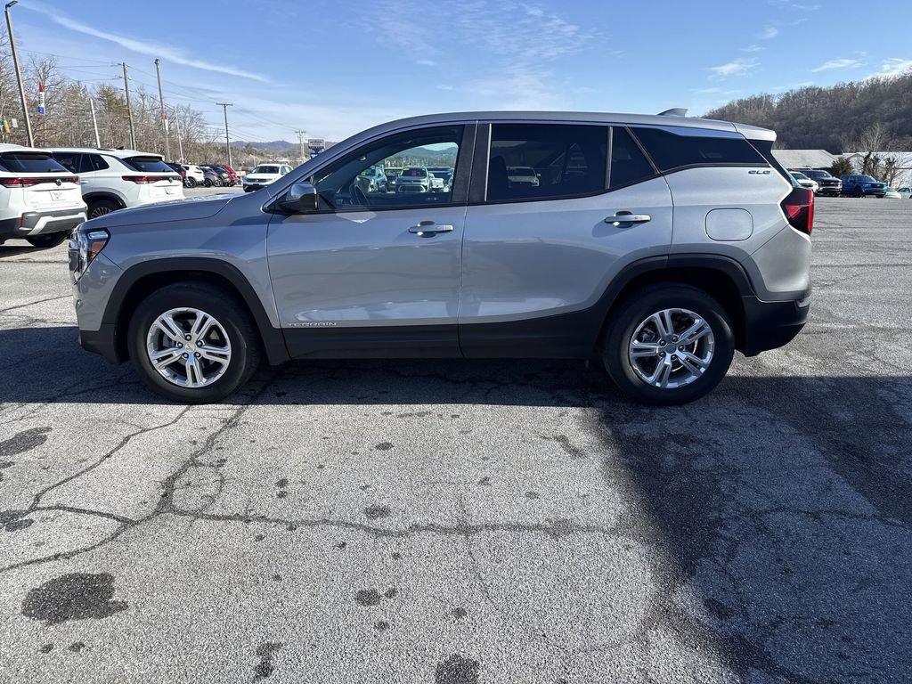 Used 2024 GMC Terrain SLE image 3