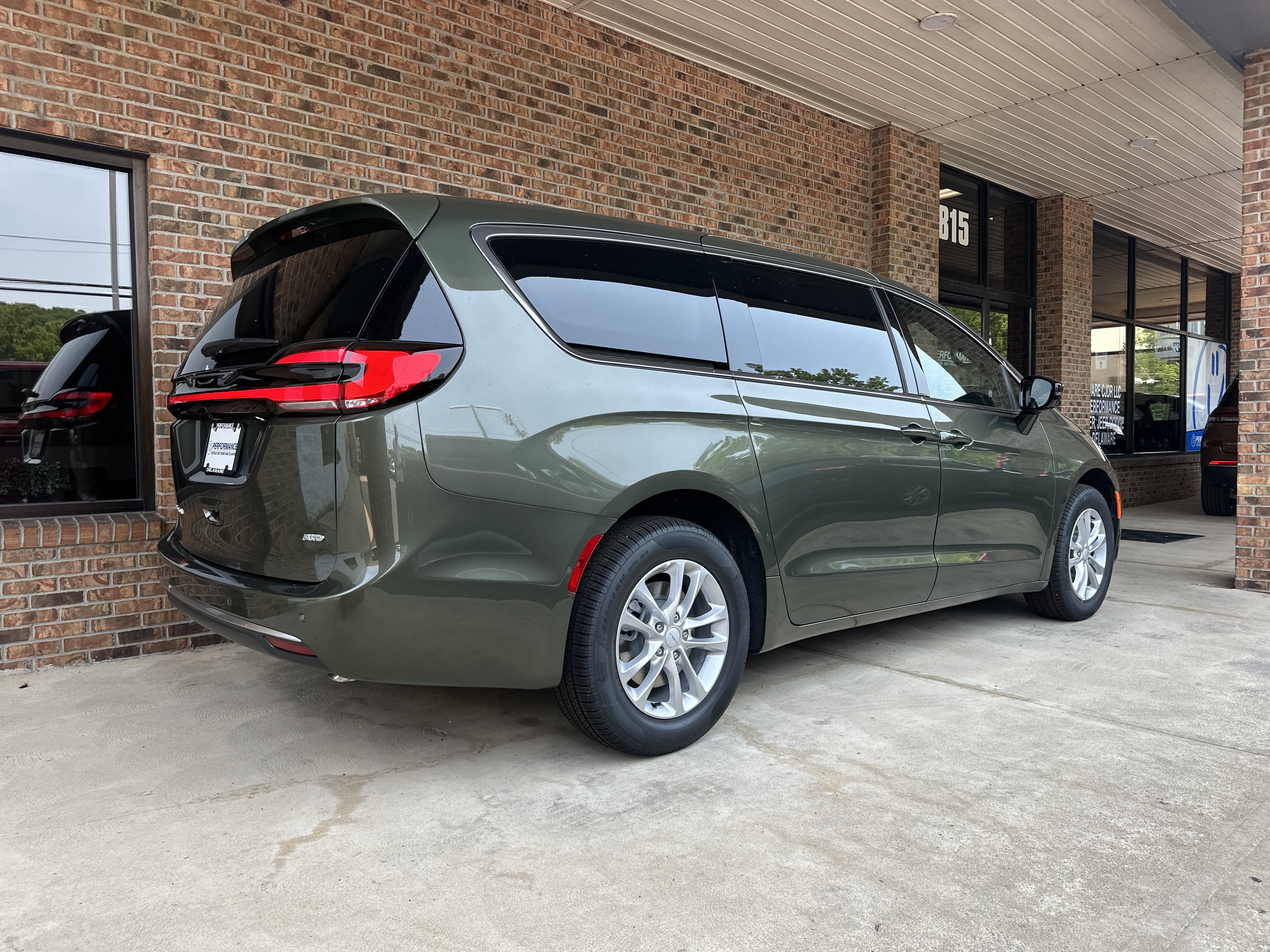 New 2027 Chrysler Pacifica Select AWD/4WD image 18