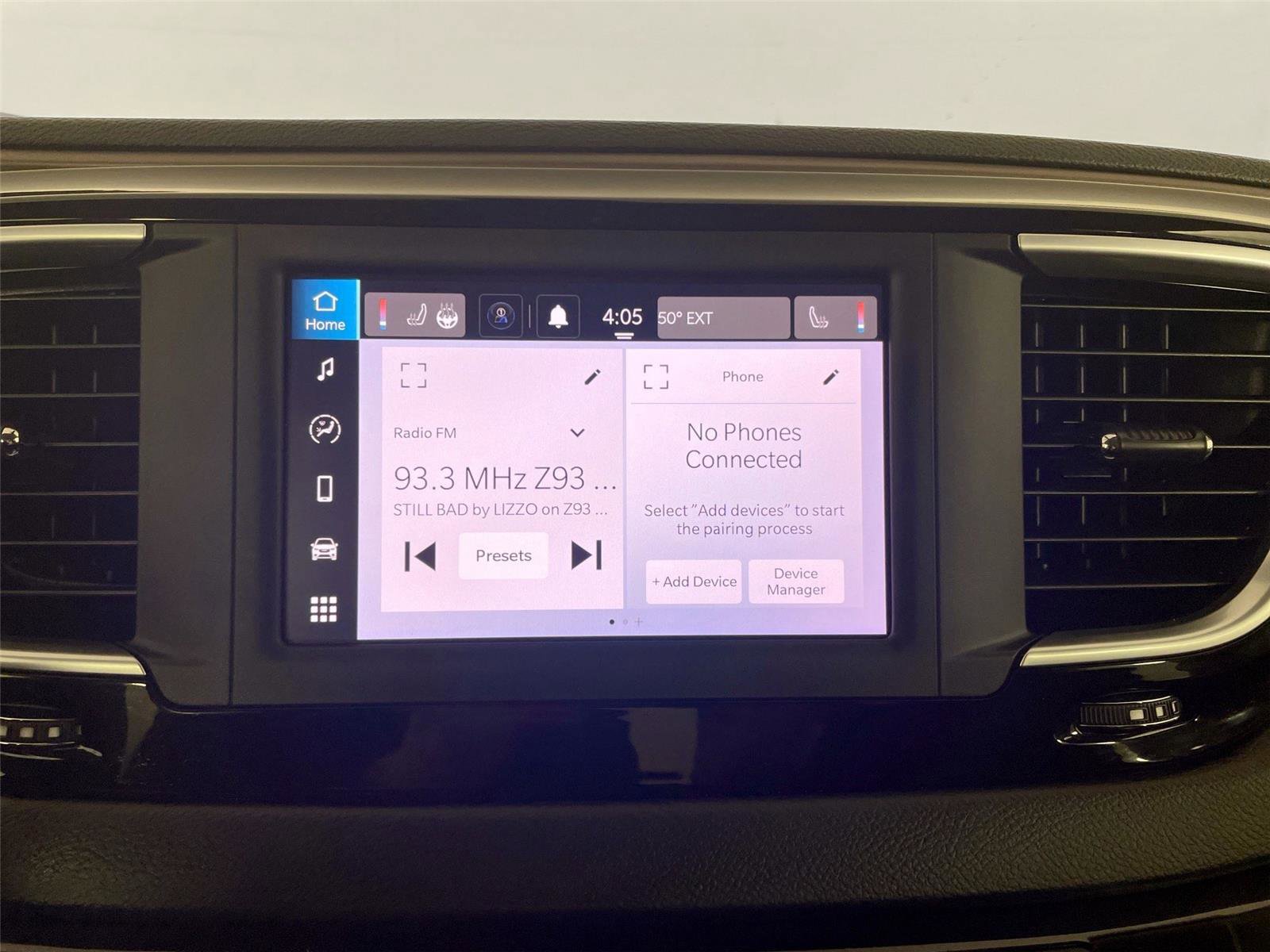 Used 2022 Chrysler Voyager LX image 6