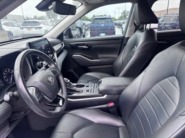 Used 2021 Toyota Highlander XLE AWD/4WD image 14