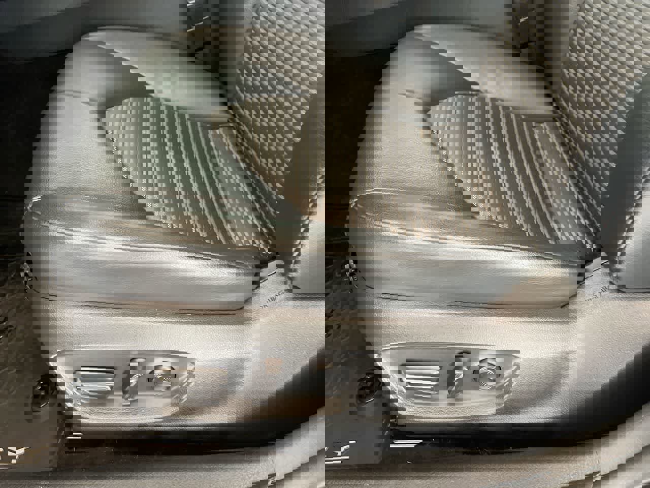 Used 2020 Toyota Camry SE w/ Sunroof Package image 12