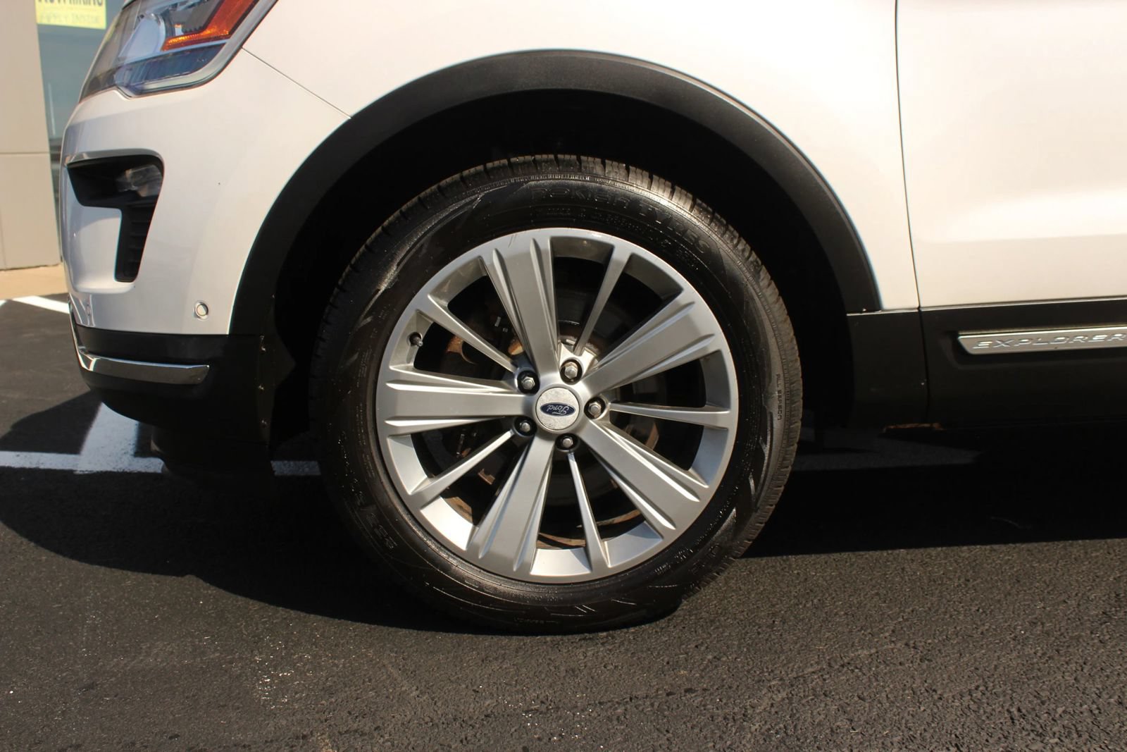 Used 2018 Ford Explorer Limited w/ Equipment Group 301A AWD/4WD image 3