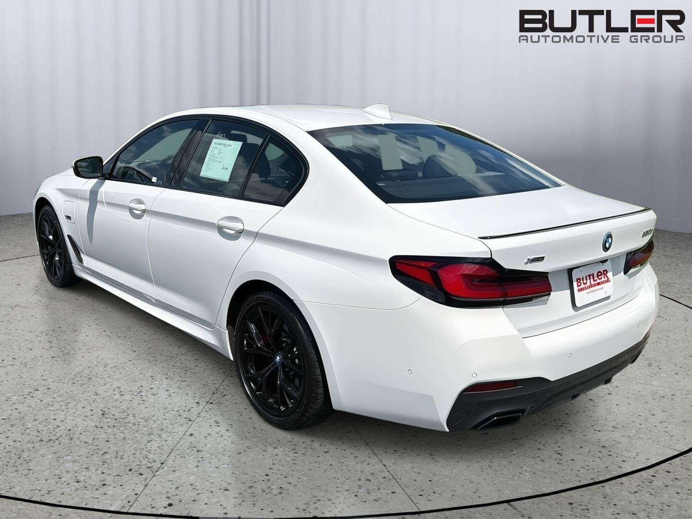 Used 2023 BMW 530e xDrive w/ Premium Package AWD/4WD image 4
