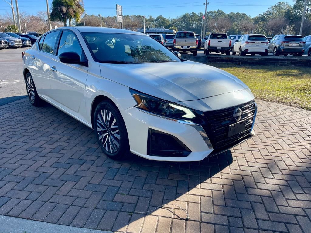 Used 2025 Nissan Altima 2.5 SV FWD image 7