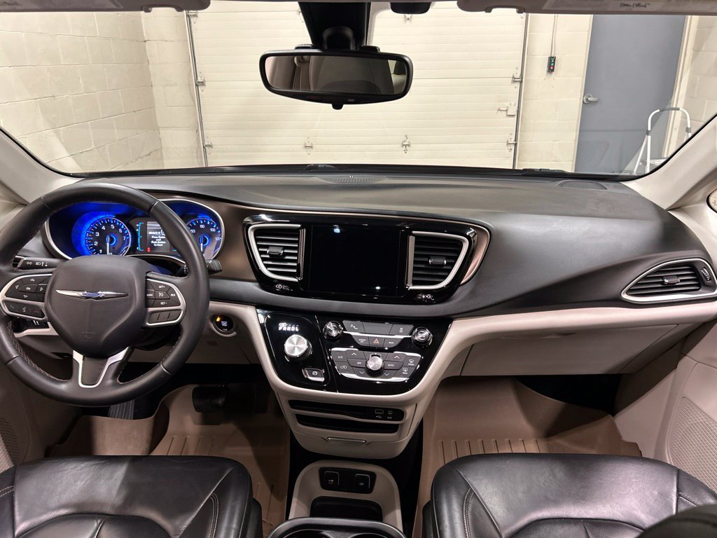 Used 2017 Chrysler Pacifica Touring-L FWD image 18