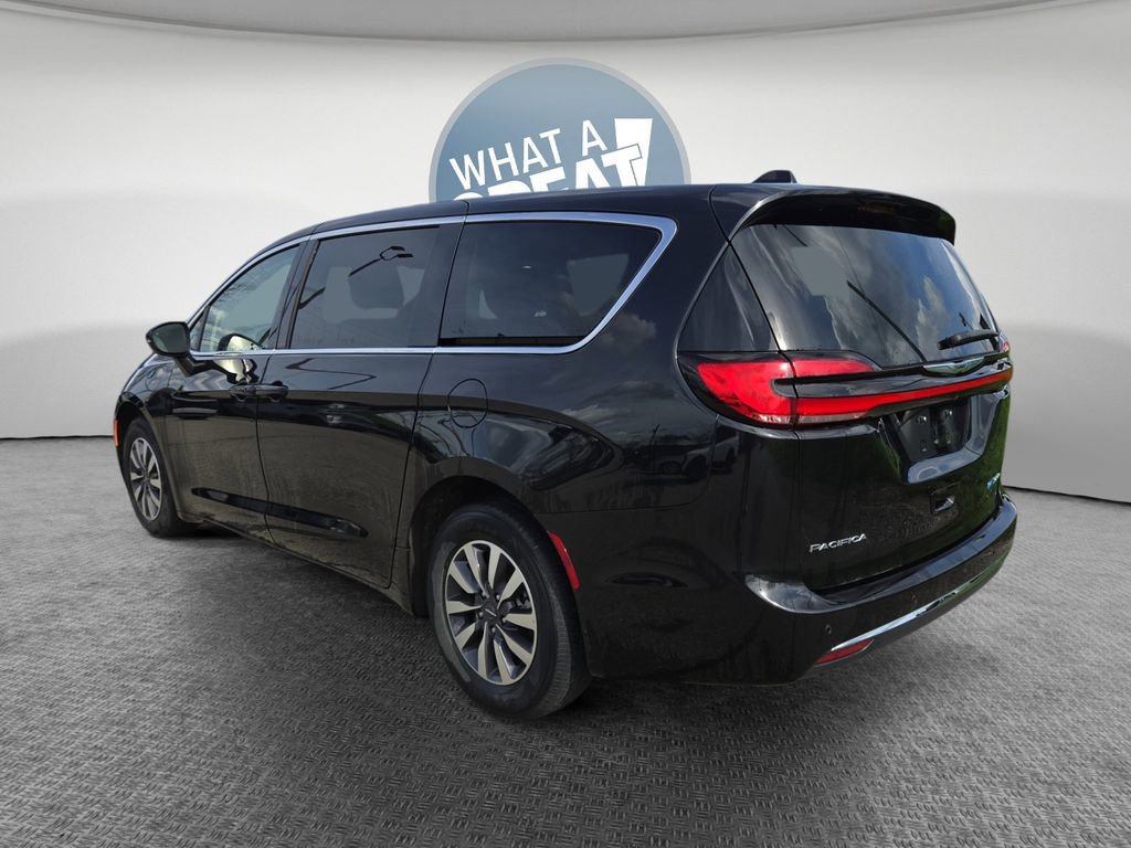 Used 2023 Chrysler Pacifica Touring-L image 6
