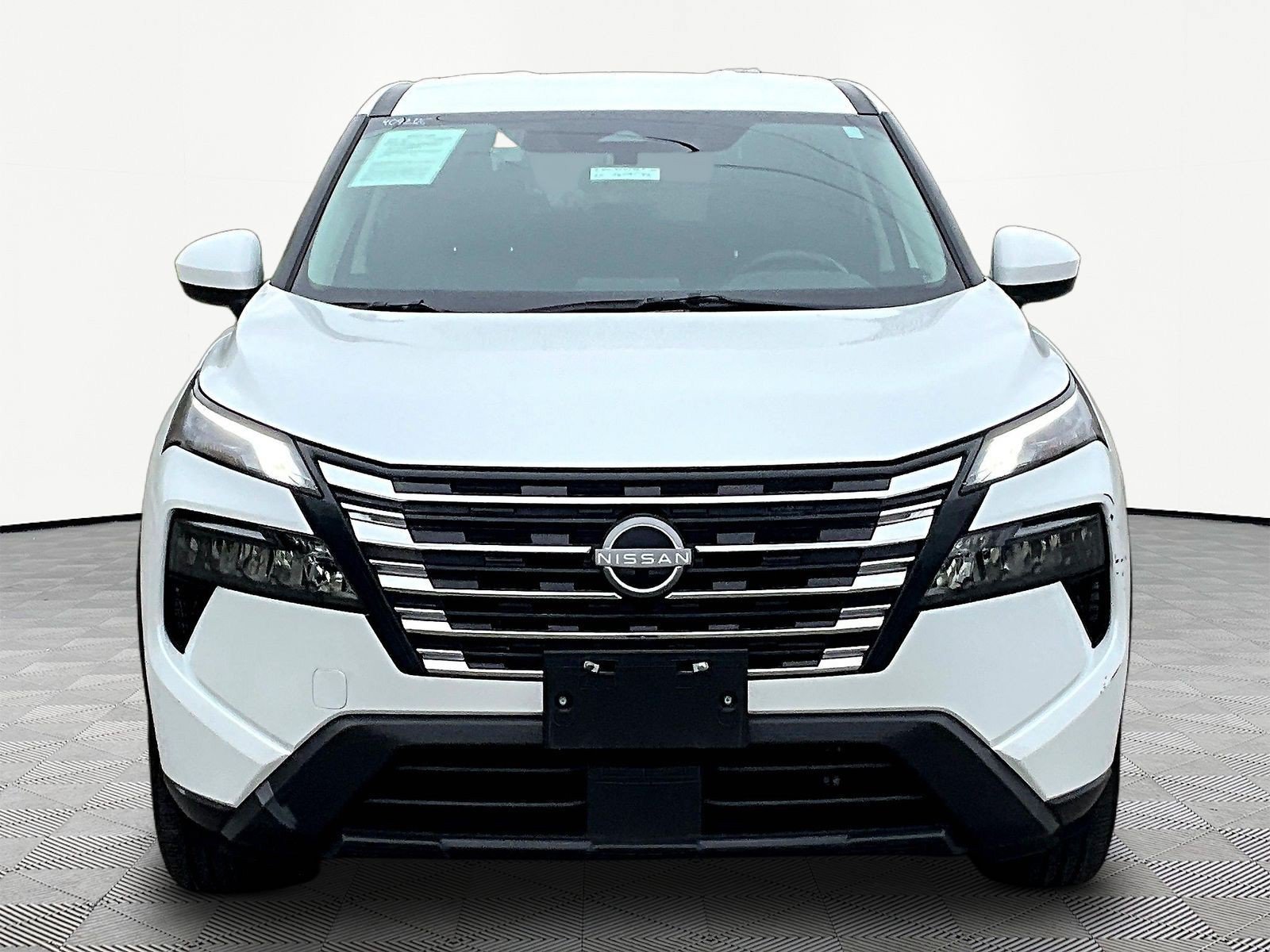 Used 2025 Nissan Rogue SV AWD/4WD image 2