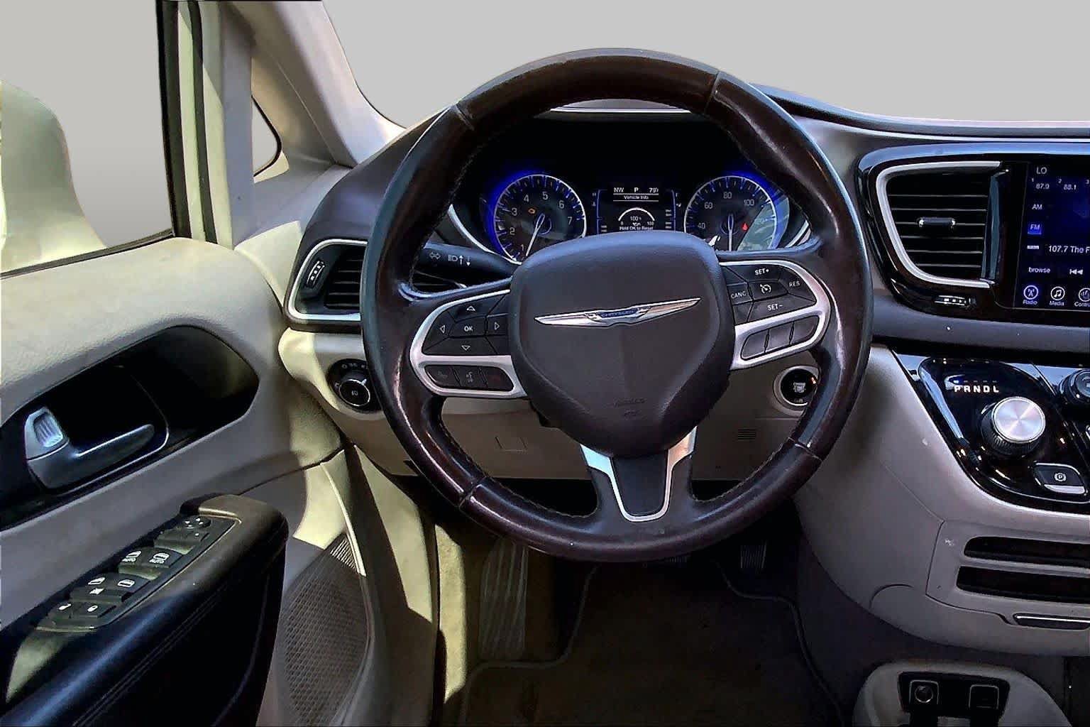 Used 2017 Chrysler Pacifica Touring-L FWD image 5