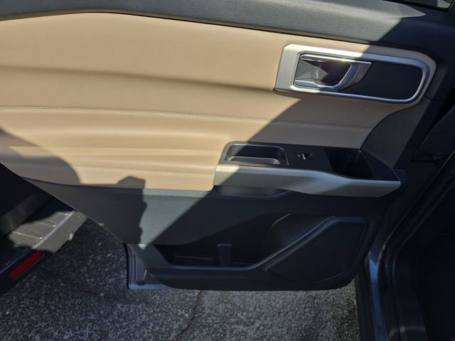 Used 2022 Ford Explorer XLT image 11