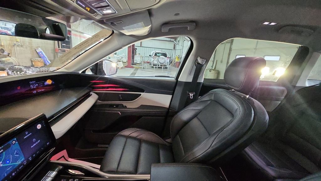 Used 2025 Lincoln Nautilus Premier image 11