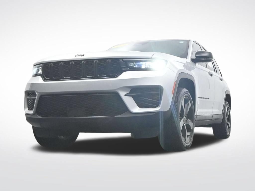 Used 2024 Jeep Grand Cherokee Altitude RWD image 42