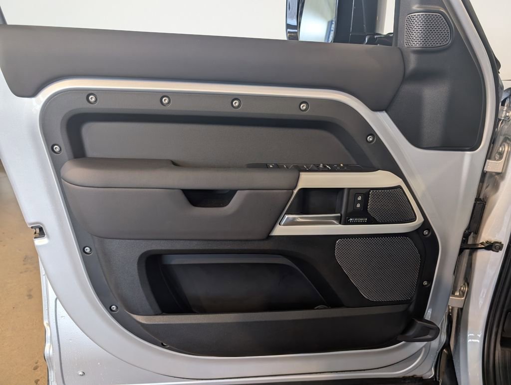 Used 2024 Land Rover Defender 110 SE image 11