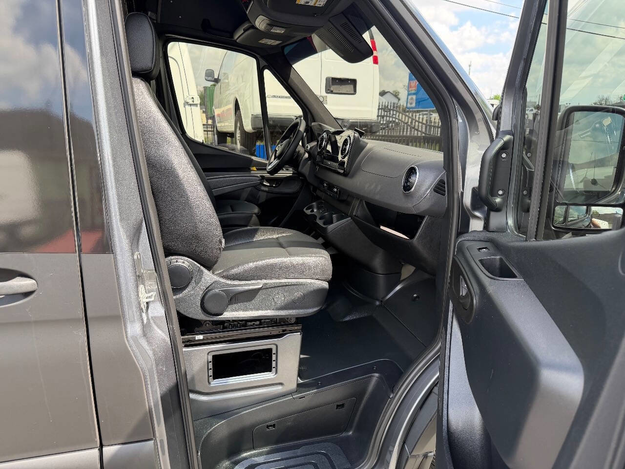 Used 2022 Mercedes-Benz Sprinter 4500 w/ Parking Package image 18