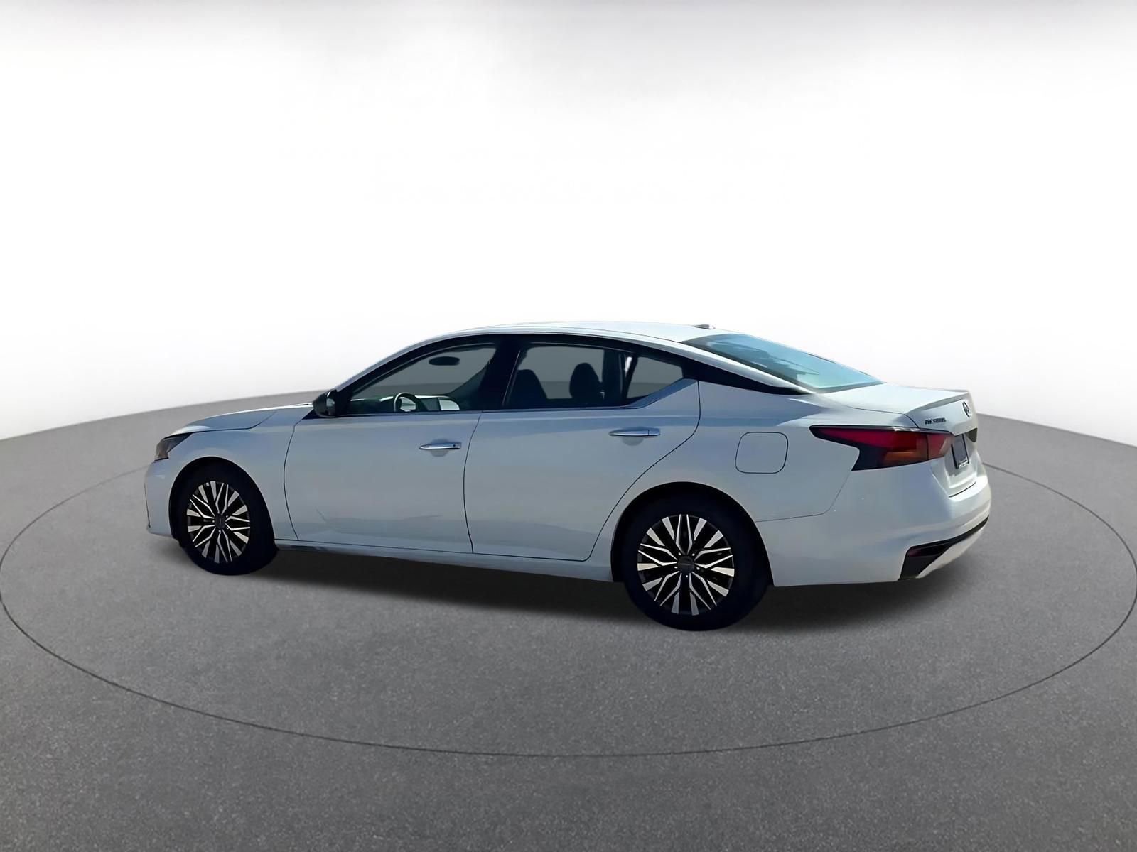 Used 2025 Nissan Altima 2.5 SV FWD image 10