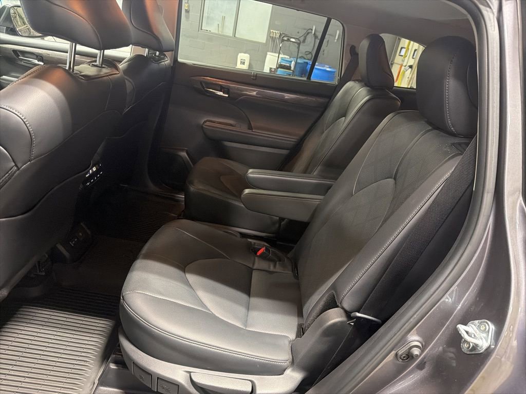 Used 2024 Toyota Highlander Platinum image 21