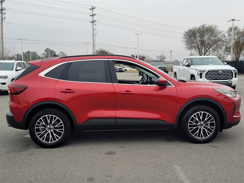 Used 2025 Ford Escape SE image 2