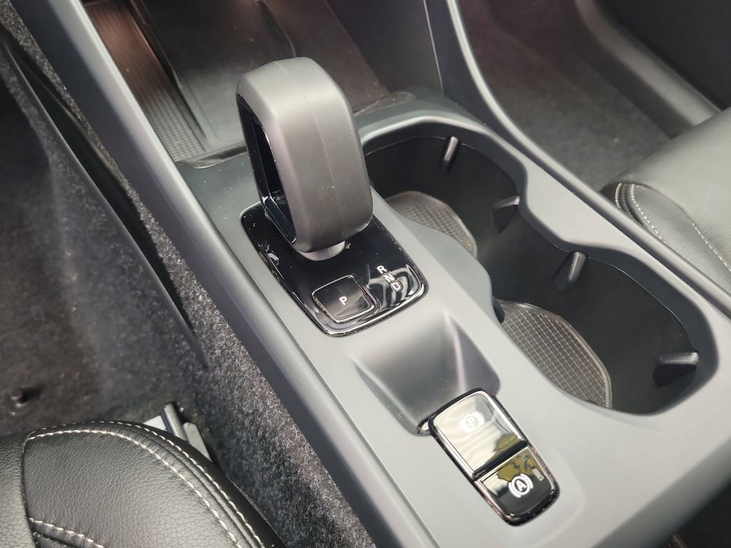 Used 2025 Volvo XC40 B5 Core image 31