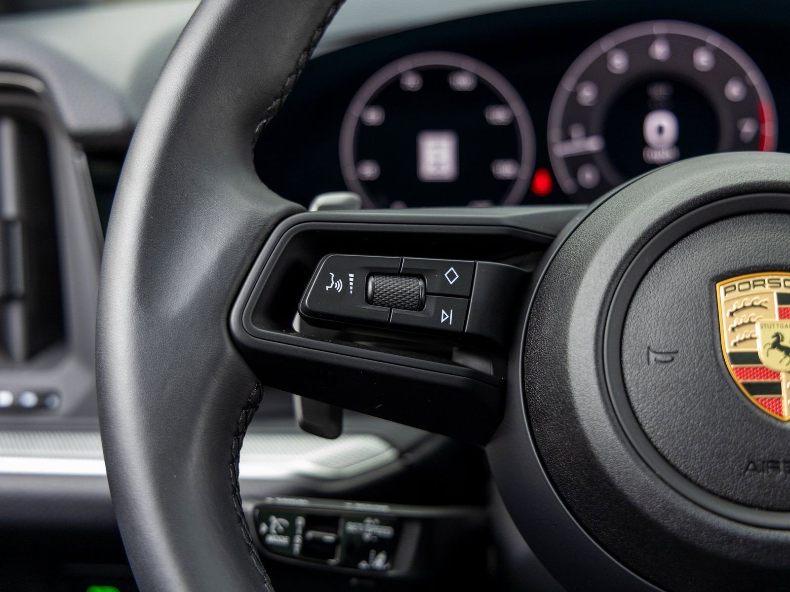 Certified 2025 Porsche Cayenne image 30