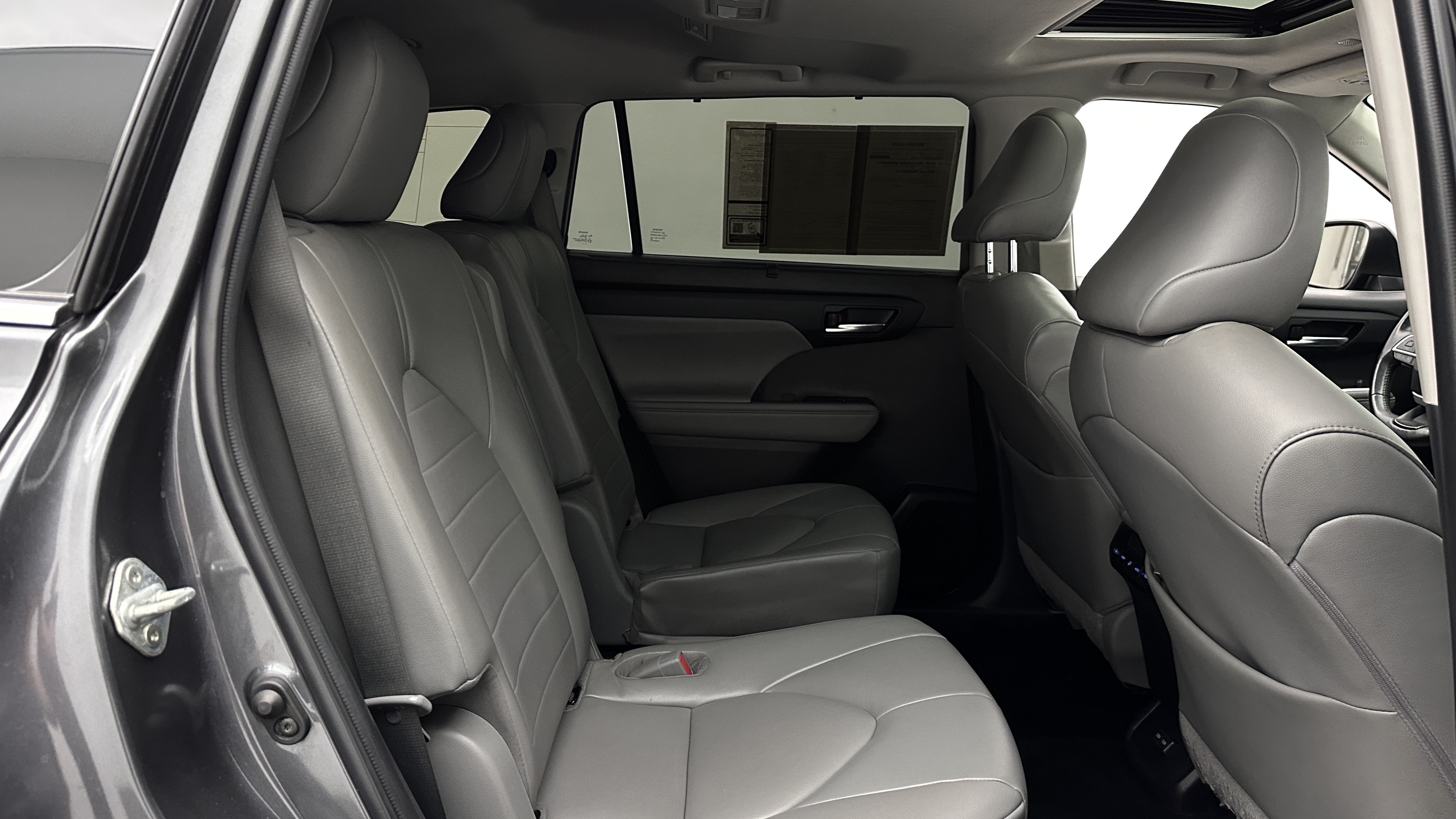 Used 2022 Toyota Highlander XLE AWD/4WD image 34
