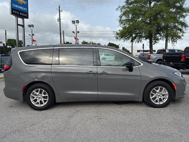 Used 2025 Chrysler Pacifica Select FWD image 4