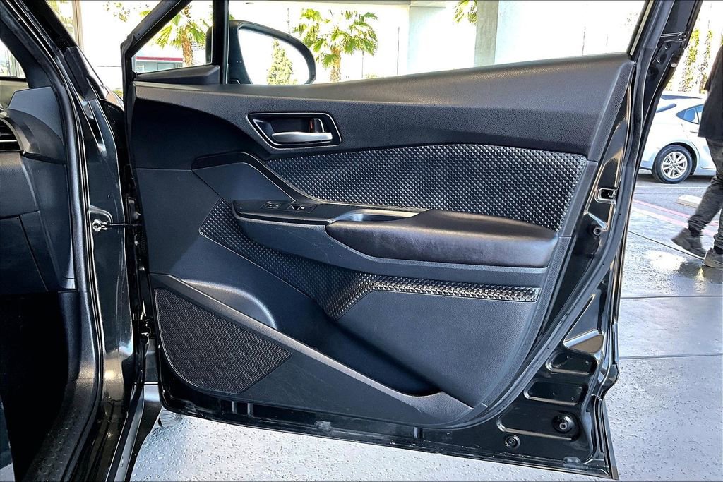 Used 2018 Toyota C-HR XLE FWD image 28
