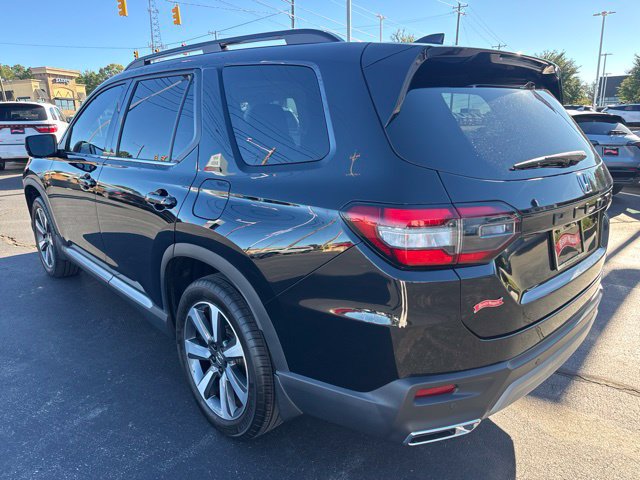 Used 2025 Honda Pilot Touring image 3